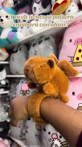 CAPIBARA BRAZALETE CON ALAS MOVIBLES