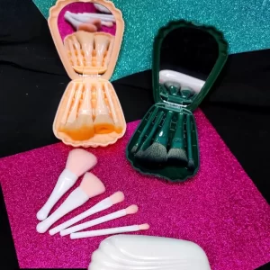 BROCHAS EN ESTUCHE CONCHA
